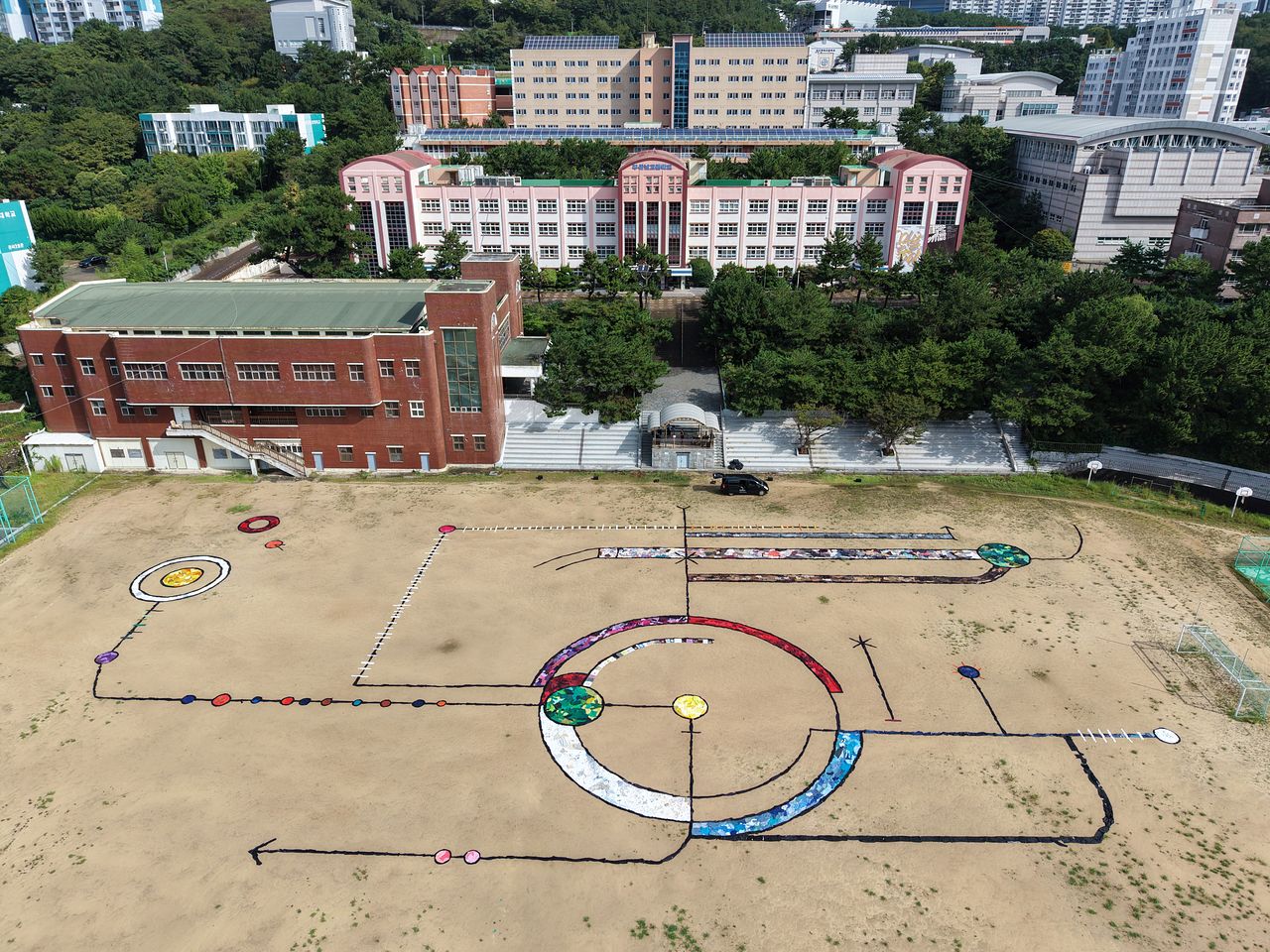 2026 부산비엔날레가 열리는 영도구 옛 부산남고등학교 운동장에 헌옷을 이어 만든 알리아스카르 아바카스의 대형 설치 '주문'이 전시돼 있다. 송봉근 객원기자