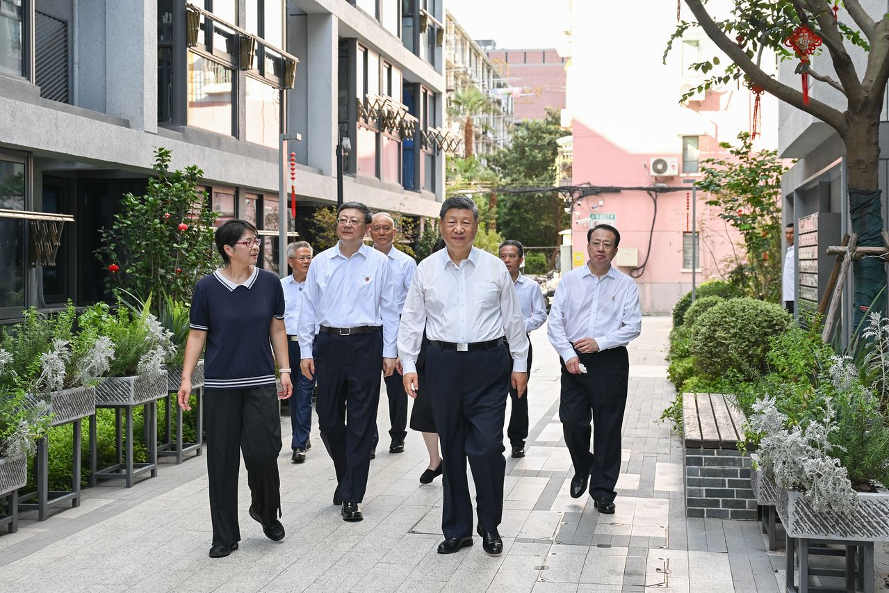 지난 7월 15일 시진핑(오른쪽 세 번째) 중국 국가주석이 상하이 황푸구의 재건축 단지를 시찰하고 있다. 주중밍(朱忠明·54) 상하이 당위원회 부서기는 29일 66세의 궁정(오른쪽) 시장을 대신해 당조직 회의를 주재하면서 신임 시장 취임을 예고했다. 신화=연합뉴스 
