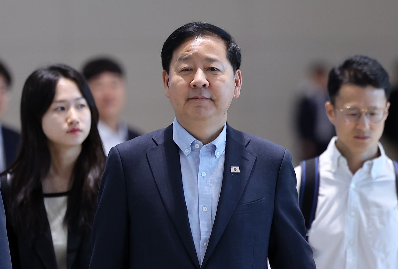 구윤철 경제부총리 겸 재정경제부 장관이 30일 오전 G20 재무장관회의 참석을 위해 인천국제공항에서 미국으로 출국하던 중 갑작스러운 일정 취소로 발길을 돌렸다. 뉴스1