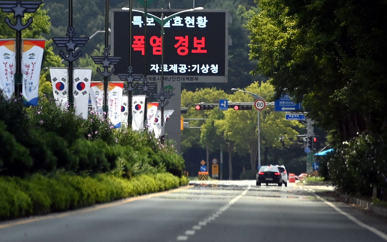 올 여름 전국이 최악의 폭염과 가뭄이 이어지고 있는 가운데 24일 오후 충남 계룡시 대로변에 설치된 대형 전광판에 기상청이 제공한 폭염경보 발효가 안내되고 있다. 김성태 객원기자