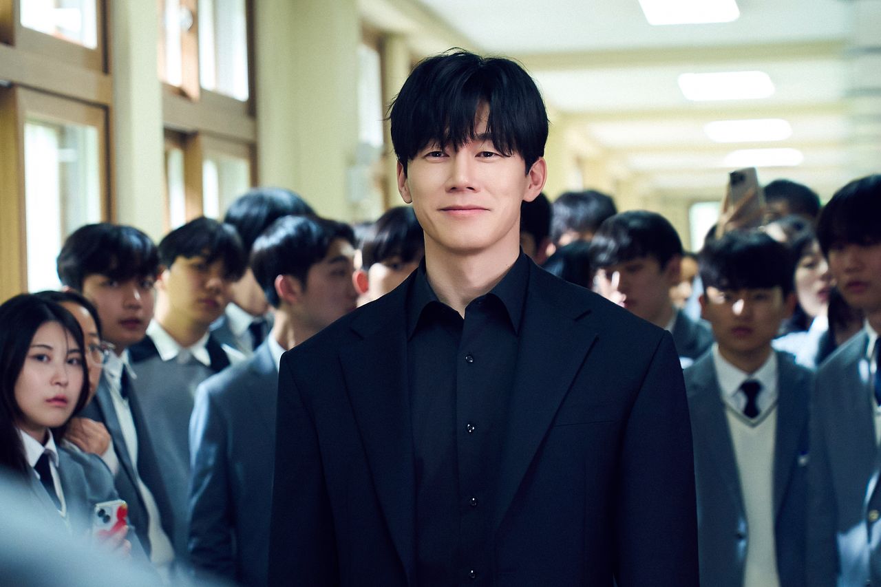 ‘참교육’ 속 교권보호국 감독관 나화진 역을 맡은 배우 김무열. 그는 학폭 등 비행을 저지르는 학생들을 따귀 등으로 응징한다. 사진 넷플릭스'