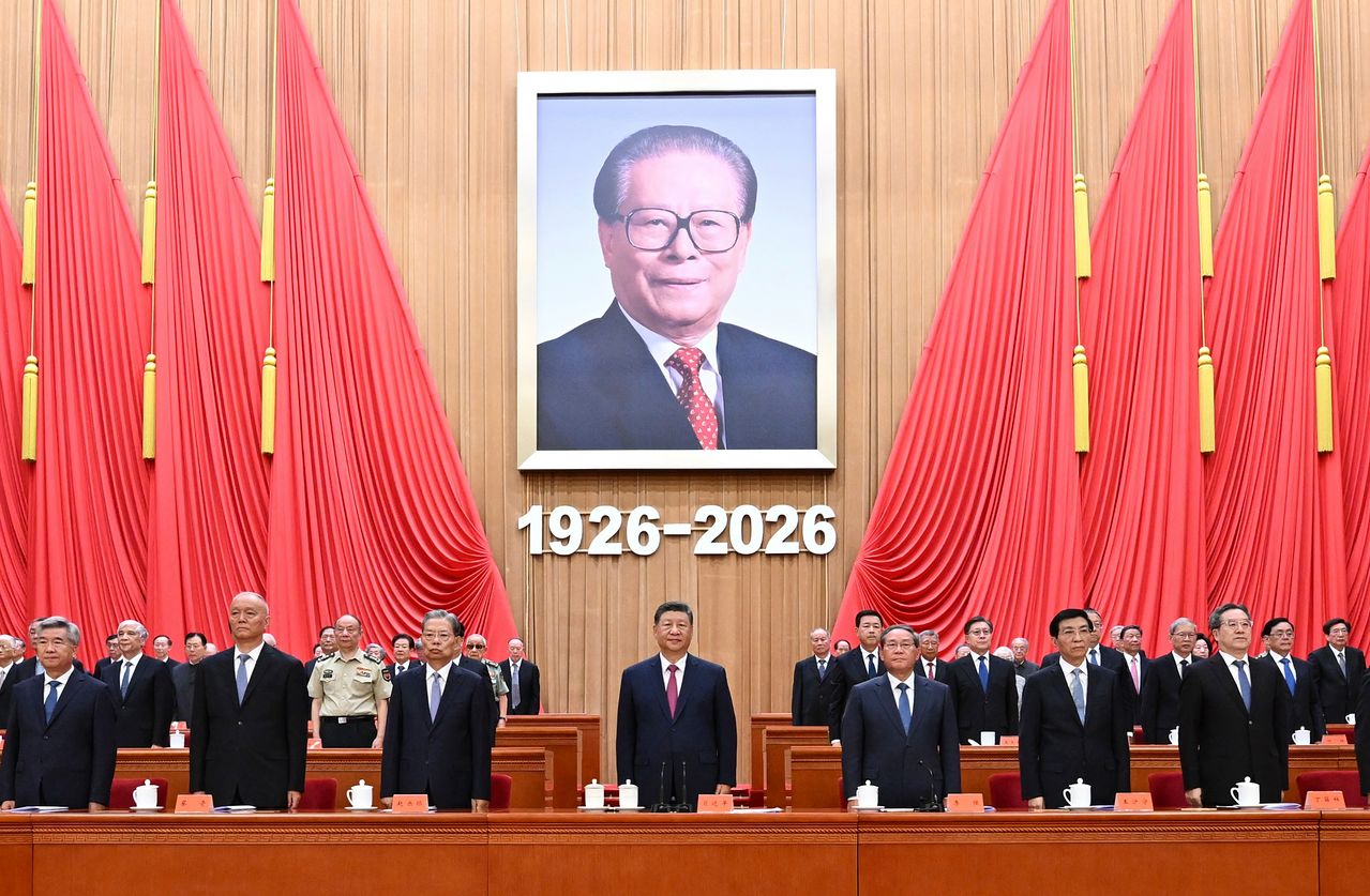 지난 17일 베이징 인민대회당에서 열린 장쩌민 전 국가주석 탄생 100주년 기념식에 시진핑(가운데) 국가주석 및 정치국 상무위원들이 참석했다. 장 전 주석은 상하이 출신 정치인을 일컫는 상하이방의 대부로 이번 100주년 대회를 계기로 천안문 광장의 마오주석기념당에 별도의 전시실이 마련됐다. 신화=연합뉴스