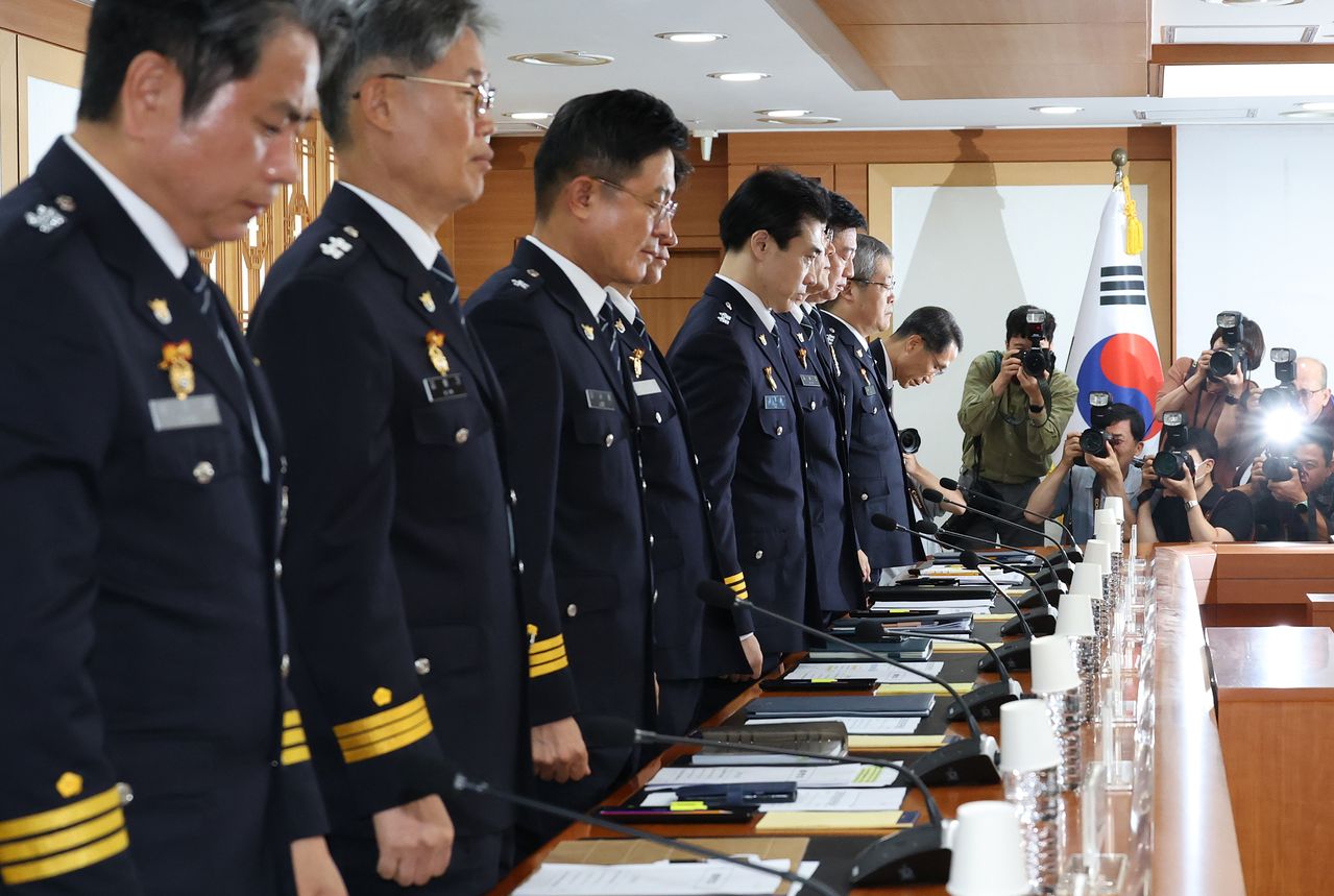 유재성 경찰청장 직무대행(맨 오른쪽 고개숙인 이로부터)과 홍석기 국가수사본부장 등 경찰 지휘부가 지난 26일 서울 종로구 정부서울청사에서 열린 경찰 지휘부 회의에서 제주 실종 허위종결 사건과 관련해 대국민 사과를 하고 있다. 연합뉴스
