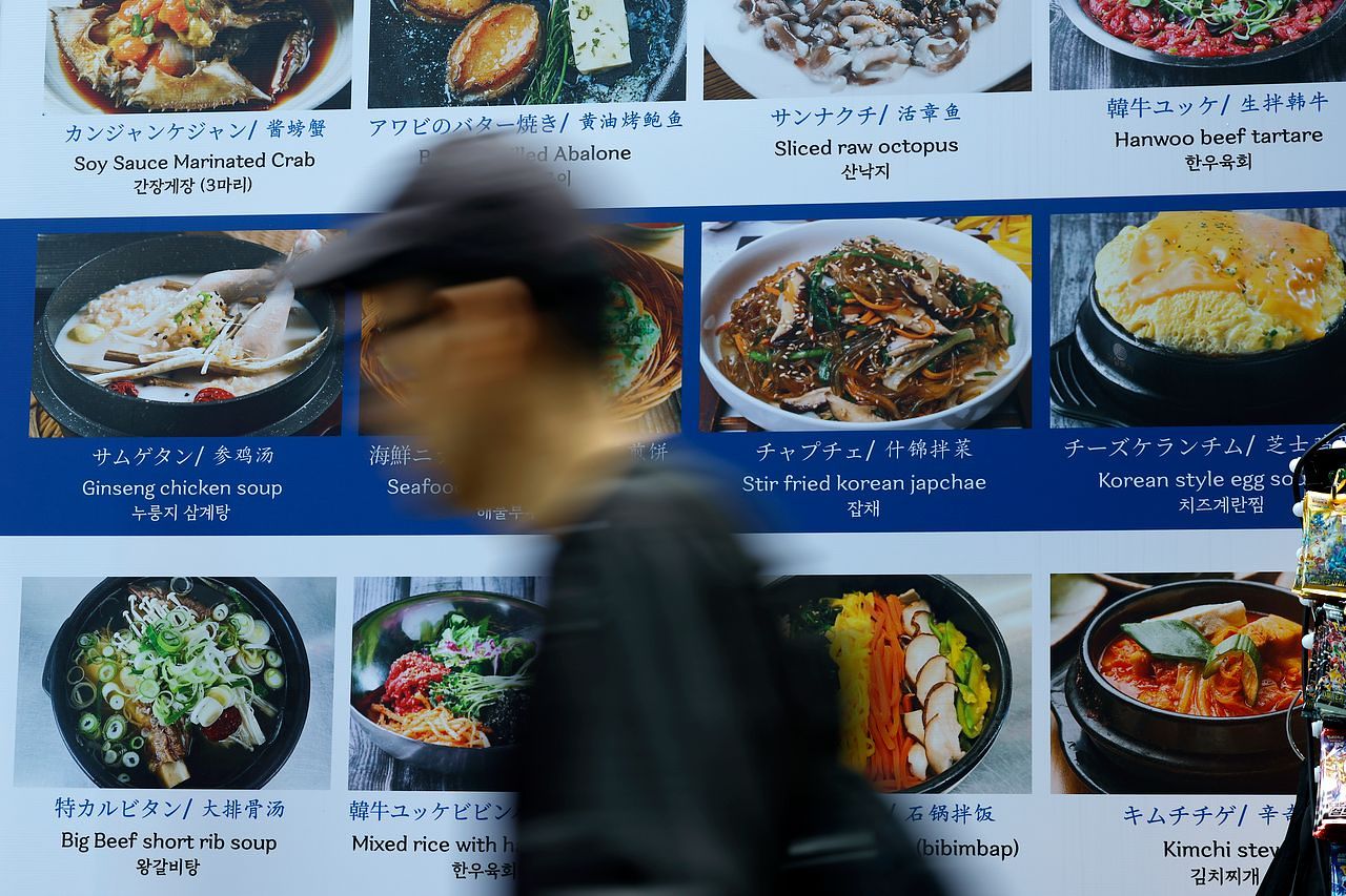 지난 25일 서울 명동의 한 음식점에 메뉴 안내문에 삼계탕 등의 사진이 게시돼 있다. 뉴스1