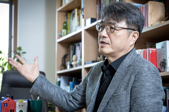 놀란을 '천재 각색자'로 칭찬하는 김헌 교수. 사진 장진영 기자