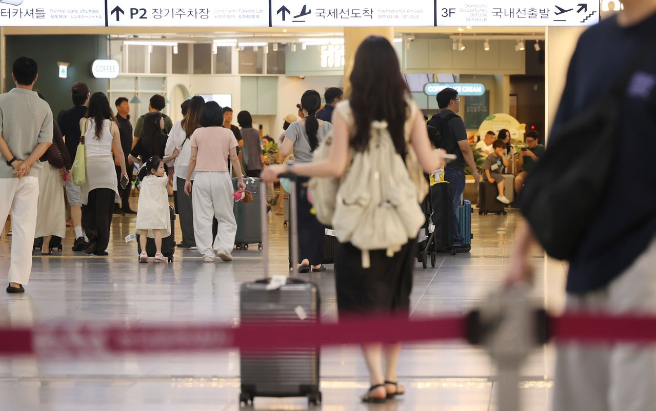30일 오전 제주국제공항 국내선 도착장에서 관광객들이 여행가방을 끌고 이동하고 있다. 최근 경찰의 실종신고 허위 종결 사건으로 제주 관광의 안전 이미지에 대한 우려가 나오는 가운데 내국인 관광객은 지난해 같은 날과 비교해 감소세를 보이고 있다. 연합뉴스