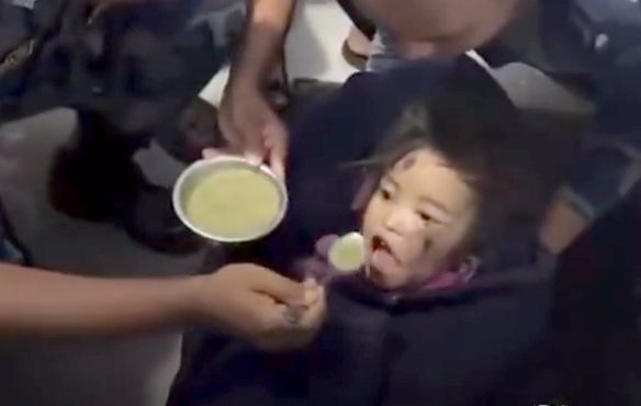 네팔 대홍수로 무너진 건물 잔해에 갇혔다가 약 60시간 만에 구조된 5세 소녀 마니샤 마가르가 구조 직후 음식물을 먹고 있다. 사진 인스타그램 캡처