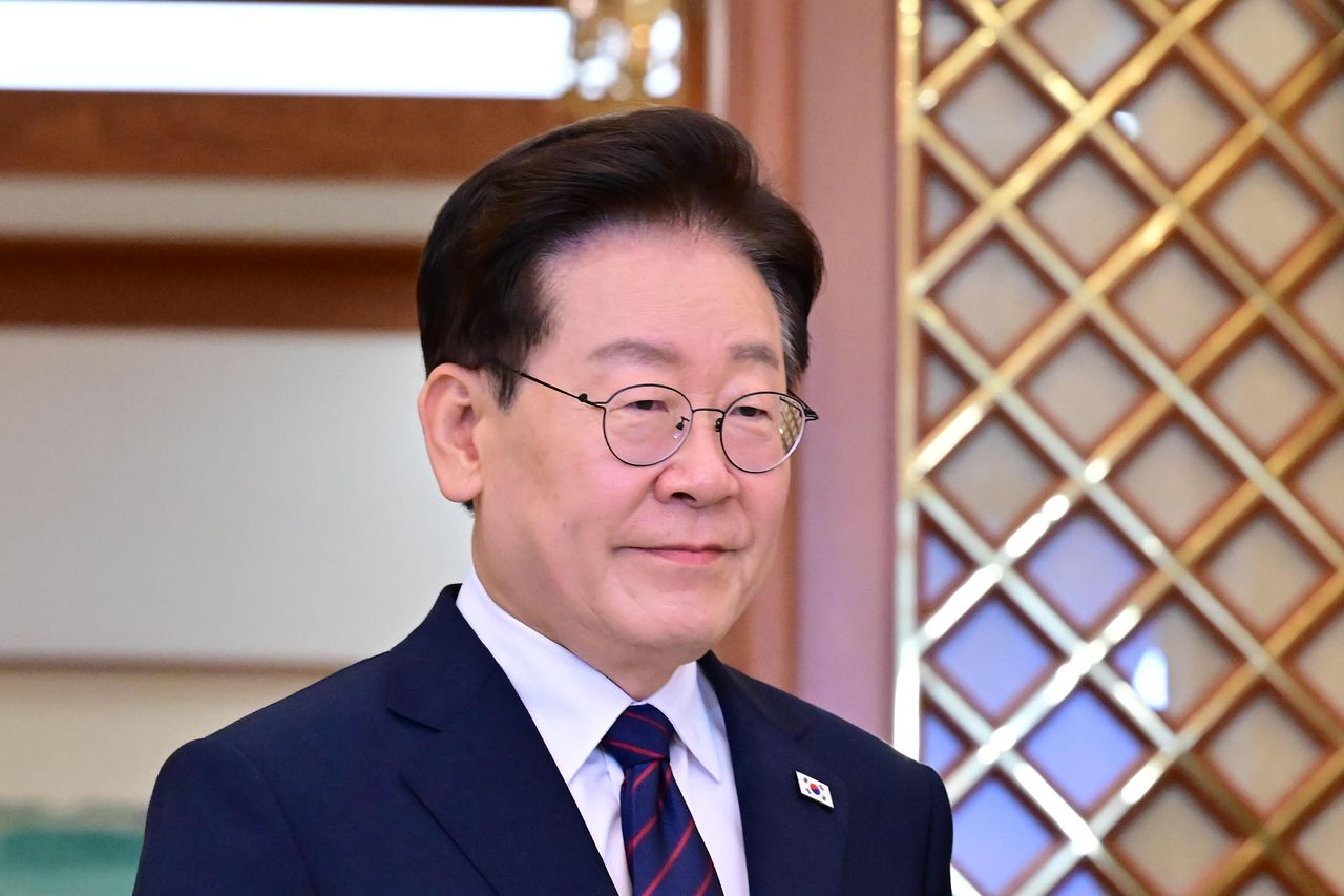 이재명 대통령이 26일 청와대에서 열린 중앙지방협력회의에 입장하고 있다. [청와대사진기자단]