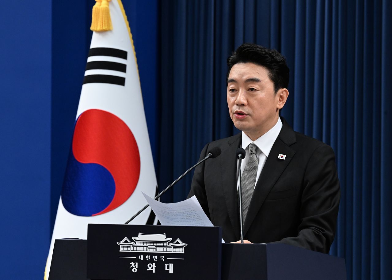 강훈식 비서실장이 30일 청와대에서 인사 관련 브리핑을 하고 있다.[청와대사진기자단]