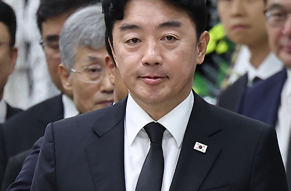 조희대 대법원장이 31일 오후 부친상 조문을 마친 강훈식 비서실장을 배웅하고 있다. 연합뉴스 