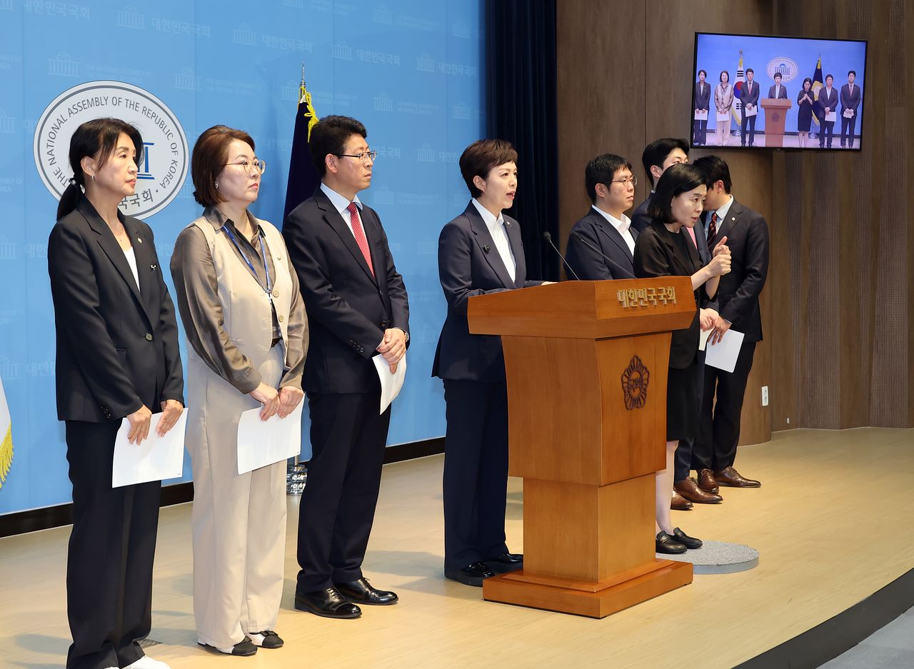 국민의힘 김은혜 경기도당위원장이 28일 국회 소통관에서 정부의 과천 경마공원과 옛 국군 방첩 사령부 이전 후 9800호의 대규모 공공주택을 짓겠다는 계획과 관련, 기자회견을 열고 있다. 연합뉴스