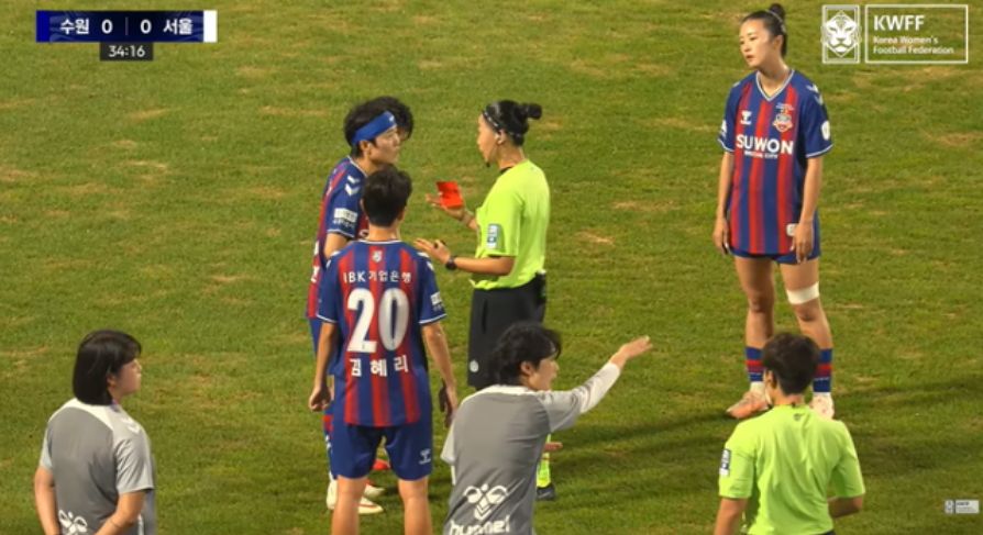 지난 28일 수원종합운동장에서 열린 수원FC위민과 서울시청의 2026 WK리그 정규리그 경기에서 수원FC위민의 지소연 선수가 주심에게 경고를 받은 뒤 성희롱성 발언에 대해 강력하게 항의하고 있다. 주심은 레드카드를 쥐고 있다. 한국여자축구연맹 유튜브 캡처