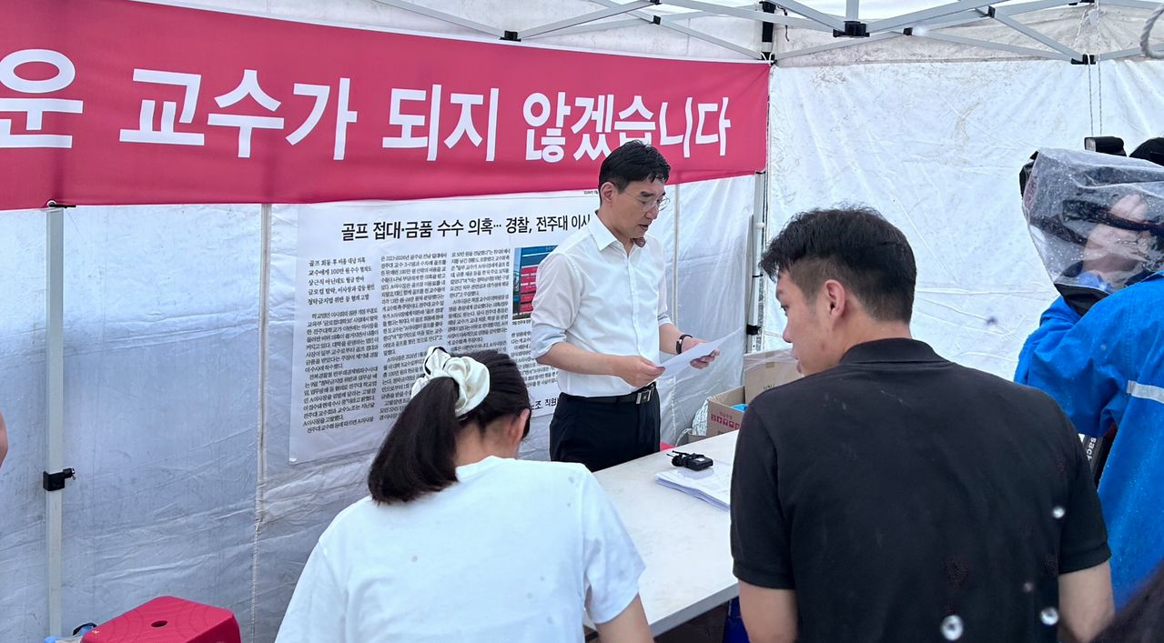 전주대 정상화를 위한 비상대책위원회 이호준(62) 위원장이 31일 오전 전주대에서 무기한 단식 투쟁 선언을 하고 있다. 비대위는 차종순 신동아학원 이사장 연임 포기와 류두현 전주대 총장 거취 표명, 이사장 비위 의혹에 대한 경찰의 조속한 수사 등을 요구했다. 사진 비대위