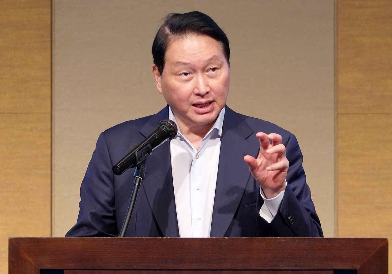 최태원 대한상공회의소 회장이 31일 일본 센다이 웨스틴호텔에서 ‘지역에서 열어가는 한일의 미래'를 주제로 열린 ‘제15회 한일상공회의소 회장단 회의’에서 개회사를 하고 있다. 사진 대한상의
