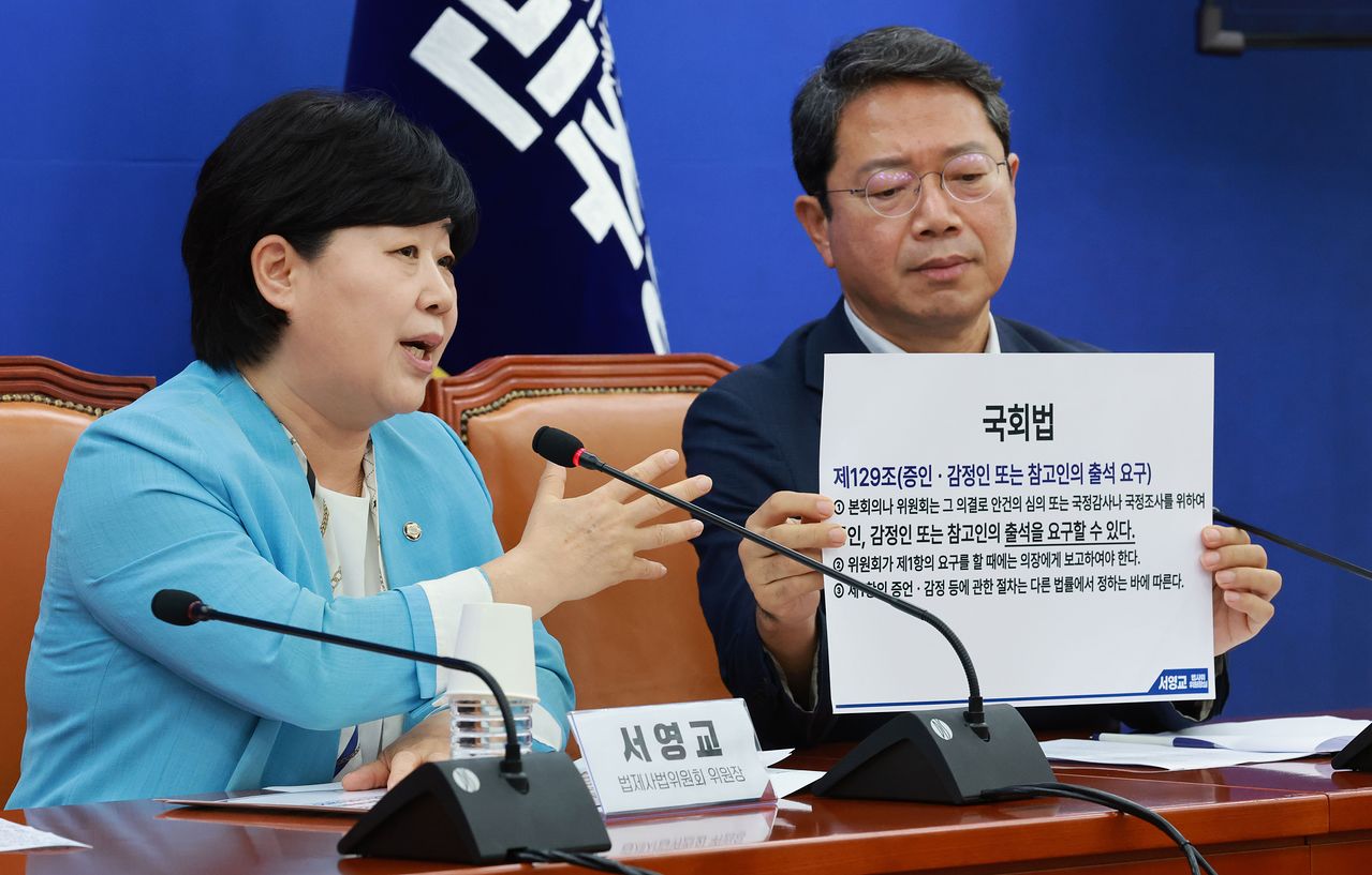 서영교 국회 법제사법위원회 위원장(왼쪽)이 30일 서울 여의도 국회에서 조희대 대법원장 불출석 사유서 제출 관련 기자간담회를 하고 있다. 오른쪽은 법무부장관 후보자로 지명된 김승원 간사. 김종호 기자 20260830