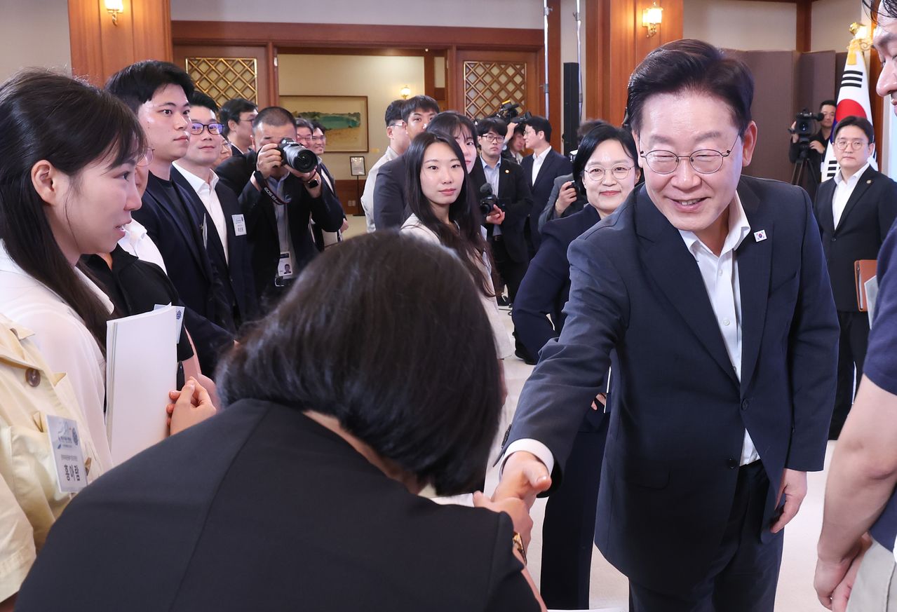 이재명 대통령이 28일 청와대에서 열린 청년 예산 언박싱 2027을 마친 뒤 참석자들과 인사하고 있다. 뉴스1