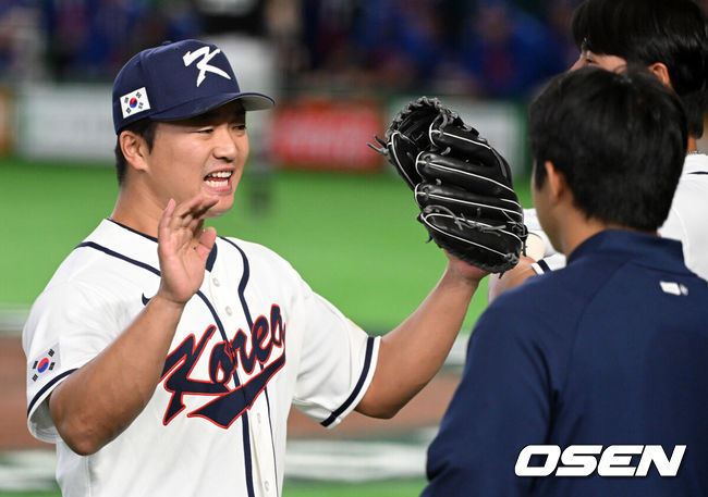 [OSEN=도쿄(일본), 손용호 기자] 8일 일본 도쿄돔에서 2026 월드베이스볼클래식(WBC) 1라운드 C조 조별리그 대한민국과 대만의 경기가열렸다.한국은 전날(7일) 일본과의 경기에서 6-8로 석패했다. 앞서 체코전을 11-4로 잡았던 한국은 1승1패를 마크하게 됐고, 남은 대만전과 호주전에 사활을 걸어야 한다.9회초 수비를 마친 한국 고우석이 동료선수들과 하이파이브를 하고 있다. 2026.03.08/spjj@osen.co.kr