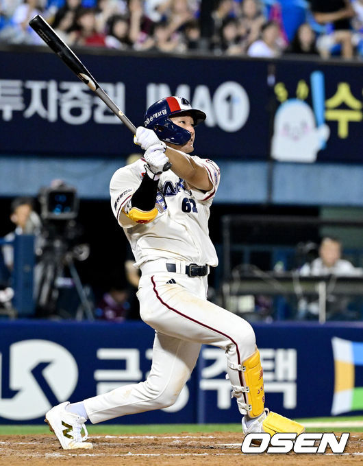 [OSEN=잠실, 최규한 기자] 30일 서울 잠실야구장에서 ‘2026 신한 SOL Bank KBO리그’ 두산 베어스와 키움 히어로즈의 경기가 열렸다.홈팀 두산은 최민석, 방문팀 키움은 전준표를 선발로 내세웠다.4회말 1사 주자없는 상황 두산 안재석이 오른쪽 2루타를 날리고 있다. 2026.08.30 / dreamer@osen.co.kr