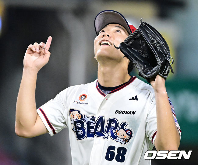 [OSEN=잠실, 최규한 기자] 30일 서울 잠실야구장에서 ‘2026 신한 SOL Bank KBO리그’ 두산 베어스와 키움 히어로즈의 경기가 열렸다.홈팀 두산은 최민석, 방문팀 키움은 전준표를 선발로 내세웠다.6회초 키움 공격을 막아낸 두산 선발 최민석이 더그아웃으로 향하며 기뻐하고 있다. 2026.08.30 / dreamer@osen.co.kr