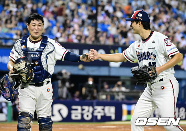 [OSEN=잠실, 최규한 기자] 30일 서울 잠실야구장에서 ‘2026 신한 SOL Bank KBO리그’ 두산 베어스와 키움 히어로즈의 경기가 열렸다.홈팀 두산은 최민석, 방문팀 키움은 전준표를 선발로 내세웠다.5회초 키움 공격을 무실점으로 막아낸 두산 선발 최민석이 더그아웃으로 향하며 포수 양의지와 인사를 나누고 있다. 2026.08.30 / dreamer@osen.co.kr