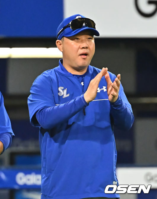 [OSEN=대구, 이석우 기자] 29일 대구삼성라이온즈파크에서 2026 신한 SOL KBO 리그 삼성 라이온즈와 KT 위즈의 경기가 열렸다. 홈팀 삼성은 페덱이, 방문팀 KT는 로건이 선발 출전했다. 삼성 라이온즈 박진만 감독이 KT 위즈에 4-2로 승리한 후 기쁨을 나누고 하고 있다. 2026.08.29 / foto0307@osen.co.kr
