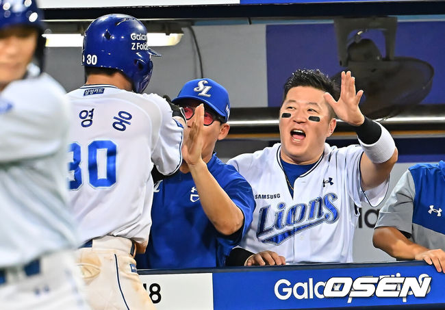 [OSEN=대구, 이석우 기자] 29일 대구삼성라이온즈파크에서 2026 신한 SOL KBO 리그 삼성 라이온즈와 KT 위즈의 경기가 열렸다. 홈팀 삼성은 페덱이, 방문팀 KT는 로건이 선발 출전했다. 삼성 라이온즈 김영웅이 4회말 2사 2루 강민호의 우익수 뒤 1타점 2루타때 득점을 올리고 하이파이브를 하고 있다. 2026.08.29 / foto0307@osen.co.kr