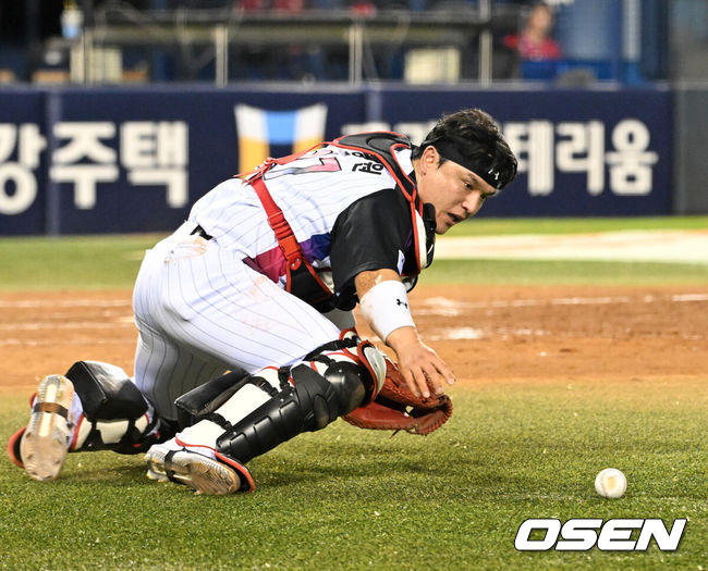 [OSEN=잠실, 이대선 기자] 14일 서울 잠실야구장에서 2026 신한 SOL KBO리그 LG 트윈스와 SSG 랜더스의 경기가 열렸다.이날 LG는 송승기, SSG 최민준을 선발로 내세웠다.9회초 2사 3루에서 LG 배재준 폭투 때 포수 박동원이 볼을 처리하고 있다. 2026.08.14 /sunday@osen.co.kr
