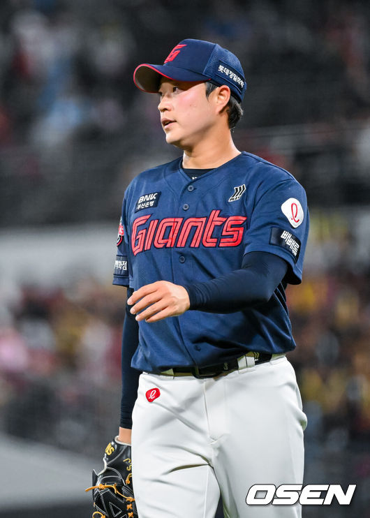 [OSEN=광주, 민경훈 기자] 4일 광주-기아 챔피언스필드에서 2026 신한 SOL KBO 리그 KIA 타이거즈와 롯데 자이언츠의 경기가 열렸다.이날 KIA는 시라카와, 롯데는 박세웅을 선발로 내세웠다.5회말 무사 주자 만루 KIA 아데를린이 좌월 만루 홈런을 때리자 롯데 박세진이 아쉬워하고 있다. 2026.06.04 / rumi@osen.co.kr