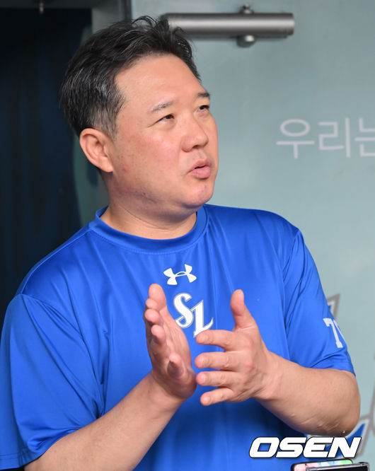 [OSEN=대구, 이석우 기자] 29일 대구삼성라이온즈파크에서 2026 신한 SOL KBO 리그 삼성 라이온즈와 KT 위즈의 경기가 열린다. 홈팀 삼성은 페덱이, 방문팀 KT는 로건이 선발 출전한다. 삼성 라이온즈 박진만 감독이 기자들과 인터뷰를 하고 있다. 2026.08.29 / foto0307@osen.co.kr