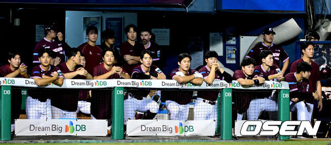 [OSEN=잠실, 최규한 기자] 30일 서울 잠실야구장에서 ‘2026 신한 SOL Bank KBO리그’ 두산 베어스와 키움 히어로즈의 경기가 열렸다.홈팀 두산은 최민석, 방문팀 키움은 전준표를 선발로 내세웠다.8회말 1-15로 크게 뒤진 상황, 키움 더그아웃 표정이 어둡다. 2026.08.30 / dreamer@osen.co.kr