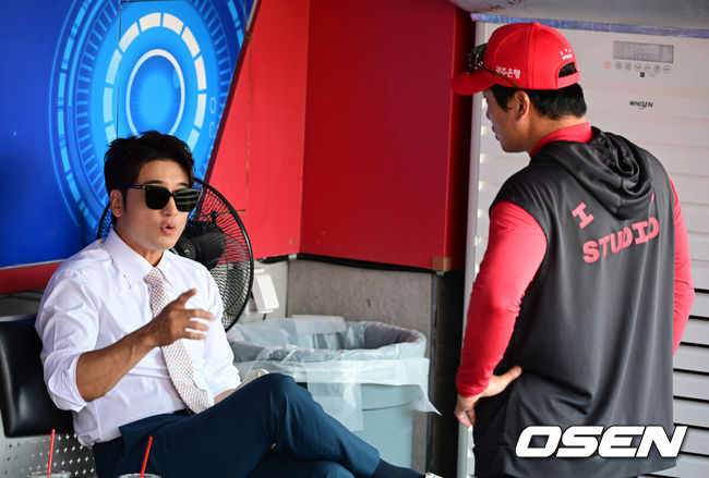 [OSEN=광주, 지형준 기자] 16일 광주-기아 챔피언스필드에서 2026 신한 SOL KBO리그 KIA 타이거즈와 LG 트윈스의 경기가 열렸다.KIA는 시라카와 게이쇼, LG는 라클란웰스가 선발로 나섰다. 이택근 해설위원과 KIA 김주찬 코치가 이야기를 나누고 있다. 2026.06.16/ jpnews@osen.co.kr