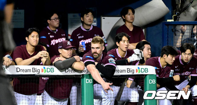 [OSEN=잠실, 최규한 기자] 30일 서울 잠실야구장에서 ‘2026 신한 SOL Bank KBO리그’ 두산 베어스와 키움 히어로즈의 경기가 열렸다.이날 경기는 홈팀 두산이 15-1 대승을 거두며 2연승을 달성했다.9회초 공격 때 키움 더그아웃 분위기가 어둡다. 2026.08.30 / dreamer@osen.co.kr