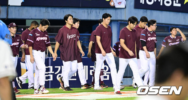 [OSEN=잠실, 최규한 기자] 30일 서울 잠실야구장에서 ‘2026 신한 SOL Bank KBO리그’ 두산 베어스와 키움 히어로즈의 경기가 열렸다.이날 경기는 홈팀 두산이 15-1 대승을 거두며 2연승을 달성했다.경기를 마치고 키움 선수들이 팬들에게 인사하기 위해 그라운드로 나서고 있다. 2026.08.30 / dreamer@osen.co.kr
