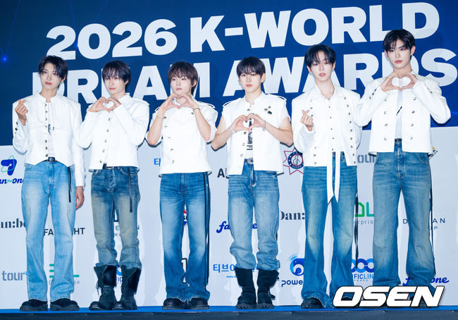 [OSEN=고양, 민경훈 기자] 2026 KWDA(K-WORLD DREAM AWARDS) 블루카펫 행사가 27일 오후 경기 고양시 일산 킨텍스에서 열렸다.한편 이날 KWDA에는 에이티즈, 피원하모니, 라이즈, 앤팀, 킥플립, 싸이커스, 나우즈, 82메이저, 앰퍼샌드원, 아홉, 알파드라이브원, 아이딧, 앤더블을 비롯해 씨야, 르세라핌, 큐더블유이알(QWER), 미야오, 아일릿, 리센느, 하츠투하츠, 키키, 제이비, 성리, 에반, 박지현, 엑스러브, 하이파이유니콘 등 K팝 아티스트들이 무대를 꾸민다. 방송인 전현무와 코미디언 장도연은 4년 연속 MC로 호흡을 맞춘다.킥플립이 포토월에서 포즈를 취하고 있다. 2026.08.27 /rumi@osen.co.kr