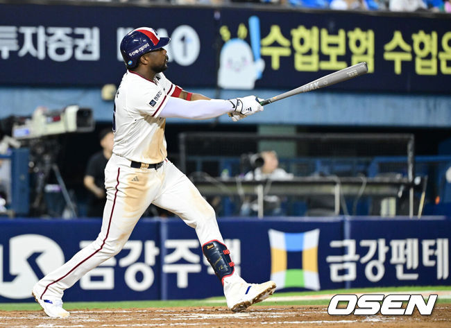 [OSEN=잠실, 최규한 기자] 30일 서울 잠실야구장에서 ‘2026 신한 SOL Bank KBO리그’ 두산 베어스와 키움 히어로즈의 경기가 열렸다.홈팀 두산은 최민석, 방문팀 키움은 전준표를 선발로 내세웠다.6회말 1사 1루 상황 두산 세베리노가 달아나는 중월 투런포를 날리고 있다. 2026.08.30 / dreamer@osen.co.kr