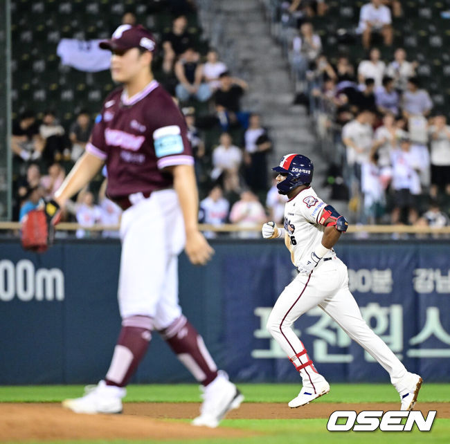[OSEN=잠실, 최규한 기자] 30일 서울 잠실야구장에서 ‘2026 신한 SOL Bank KBO리그’ 두산 베어스와 키움 히어로즈의 경기가 열렸다.홈팀 두산은 최민석, 방문팀 키움은 전준표를 선발로 내세웠다.6회말 1사 1루 상황 두산 세베리노가 달아나는 중월 투런포를 날리고 그라운드를 돌고 있다. 2026.08.30 / dreamer@osen.co.kr