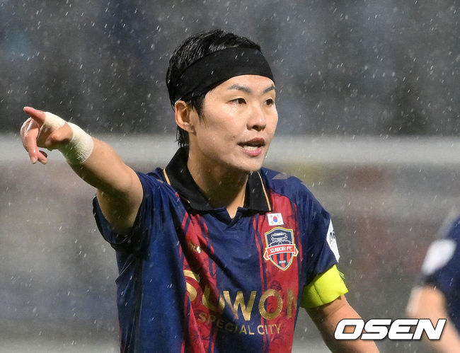 [OSEN=수원, 이대선 기자] 수원FC 위민은 20일 수원종합운동장에서 열린 2025-2026시즌 아시아축구연맹(AFC) 여자 챔피언스리그(AWCL) 4강전에서 북한 평양 내고향여자축구단과 경기에서 1-2로 패배했다.전반 수원FC 위민 지소연이 작전을 지시하고 있다. 2026.05.20 /sunday@osen.co.kr
