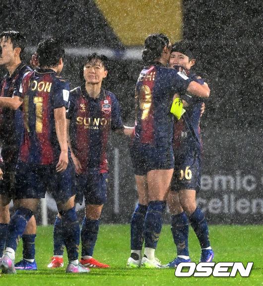 [OSEN=수원, 이대선 기자] 수원FC 위민은 20일 수원종합운동장에서 열린 2025-2026시즌 아시아축구연맹(AFC) 여자 챔피언스리그(AWCL) 4강전에서 북한 평양 내고향여자축구단과 경기에서 1-2로 패배했다.경기 종료 후 페널티킥을 실축한 수원FC 위민 지소연이 동료들에게 위로를 받고 있다. 2026.05.20 /sunday@osen.co.kr