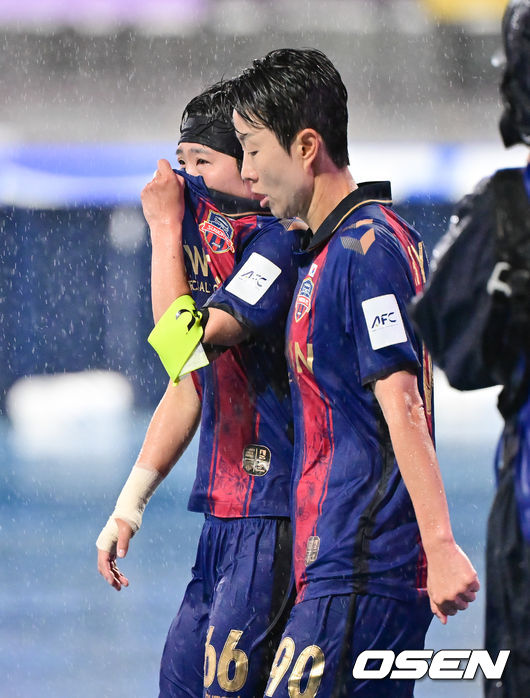 [OSEN=수원, 박준형 기자]한국에서 처음으로 열린 남북 여자 축구 클럽 간 대결에서 수원FC위민이 북한 내고향여자축구단에 역전패를 당했다.수원FC 위민은 20일 수원종합운동장에서 열린 2025-2026시즌 아시아축구연맹(AFC) 여자 챔피언스리그(AWCL) 4강전에서 북한 평양 내고향여자축구단과 경기에서 1-2로 패배했다.경기종료 후 수원FC 지소연이 눈물을 보이고 있다.  2026.05.20 /soul1014@osen.co.kr