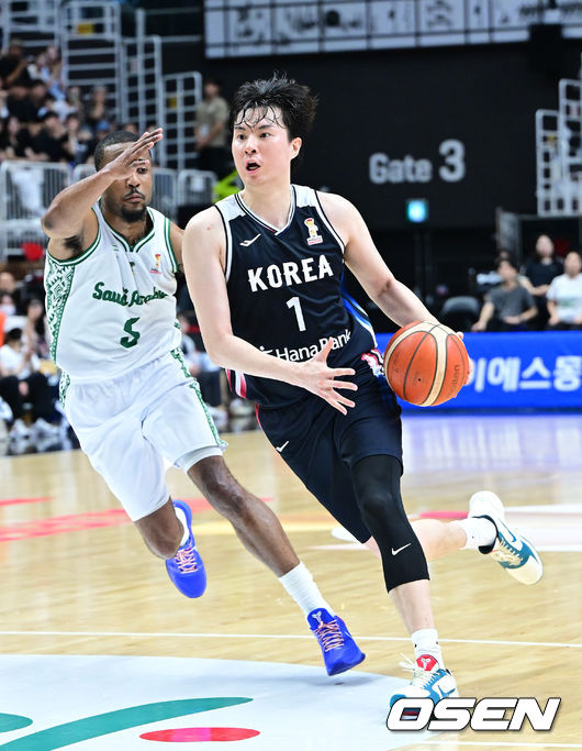 [OSEN=수원, 최규한 기자] 대한민국 남자농구 대표팀이 31일 오후 경기도 수원 KT 소닉붐 아레나에서 ‘2027 FIBA 농구 월드컵 아시아 예선’F조 윈도우4 사우디아라비아와 맞대결을 펼쳤다.이번 월드컵 예선에서 3승 4패를 기록 중인 한국은 남은 경기에서 최대한 승수를 챙겨야 월드컵 본선 티켓을 따낼 수 있는 힘든 상황에 놓였다.2쿼터, 한국 이현중이 드리블을 펼치고 있다. 2026.08.31 / dreamer@osen.co.kr