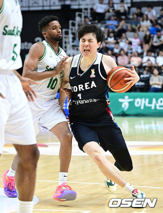 [OSEN=수원, 최규한 기자] 대한민국 남자농구 대표팀이 31일 오후 경기도 수원 KT 소닉붐 아레나에서 ‘2027 FIBA 농구 월드컵 아시아 예선’F조 윈도우4 사우디아라비아와 맞대결을 펼쳤다.이번 월드컵 예선에서 3승 4패를 기록 중인 한국은 남은 경기에서 최대한 승수를 챙겨야 월드컵 본선 티켓을 따낼 수 있는 힘든 상황에 놓였다.1쿼터, 한국 이현중이 돌파를 시도할 때 사우디 자바르에게 파울을 당하고 있다. 2026.08.31 / dreamer@osen.co.kr