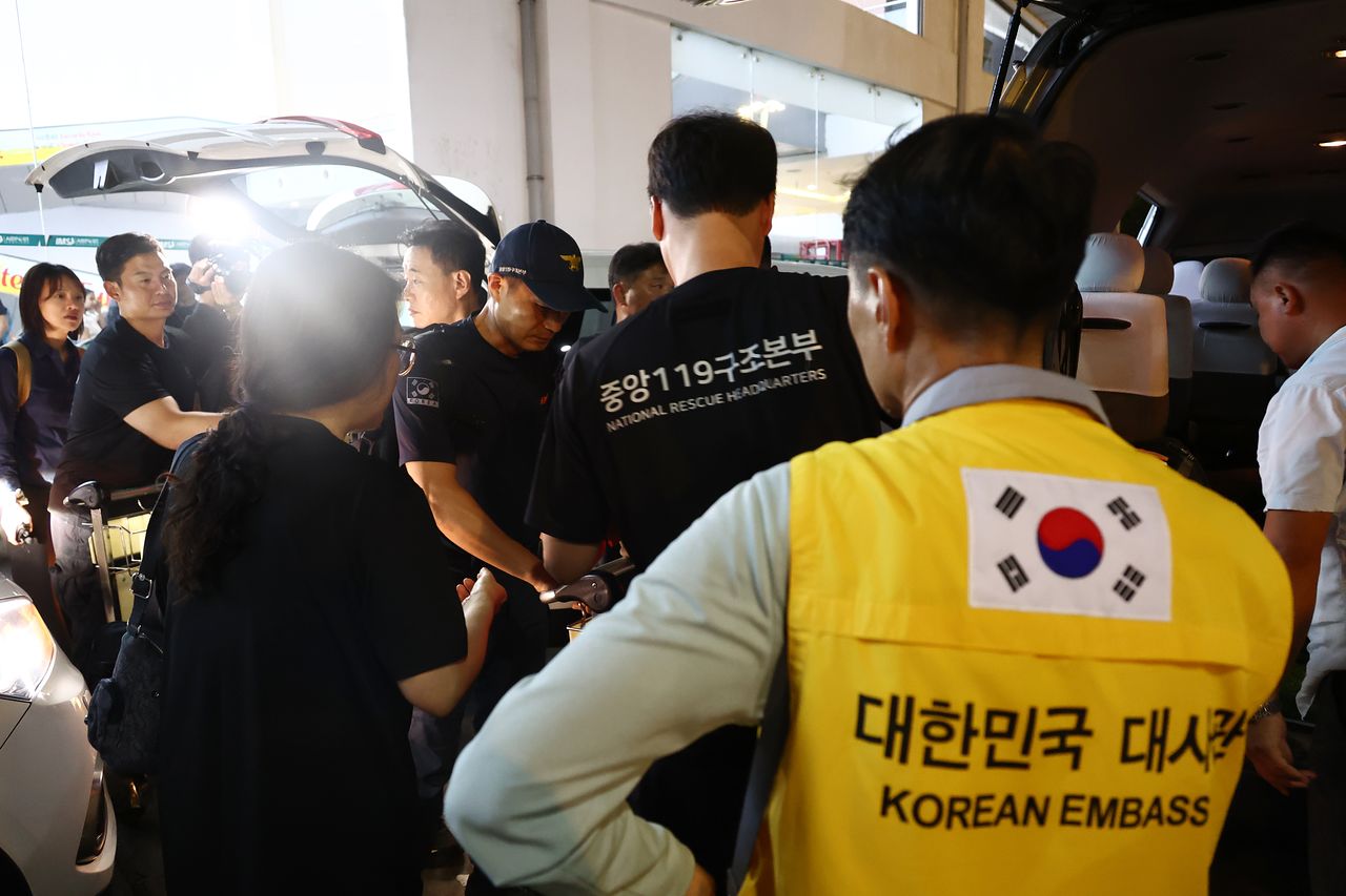 정부 합동 신속대응팀이 27일 저녁(현지시간) 네팔 카트만두 트리부반 국제공항을 통해 입국, 짐을 차량에 싣고 있다. 뉴시스