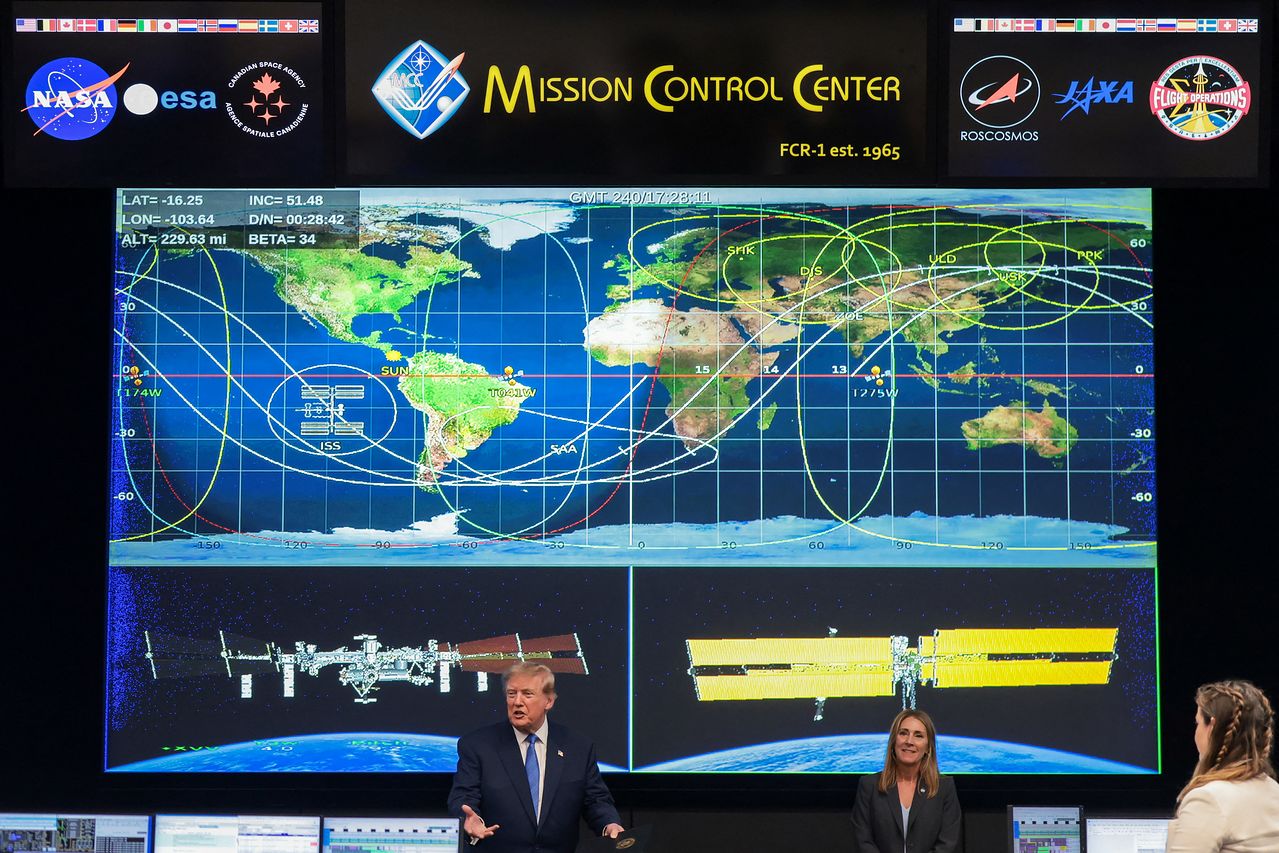 도널드 트럼프 미국 대통령이 지난 26일(현지시간) 미국 텍사스주 휴스턴에 있는 NASA 미션 컨트롤 센터에서 연설하고 있다. 로이터=연합뉴스