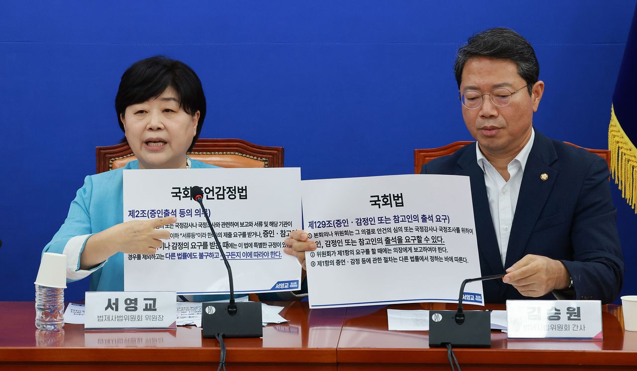 서영교 국회 법제사법위원회 위원장(왼쪽)이 30일 서울 여의도 국회에서 조희대 대법원장 불출석 사유서 제출 관련 기자간담회를 하고 있다. 오른쪽은 법무부장관 후보자로 지명된 김승원 간사. 김종호 기자 