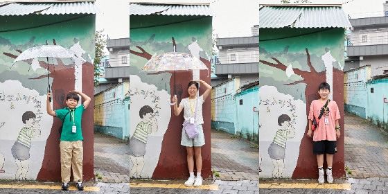 키재기 벽화 속 눈금에 키를 재보는 세 사람. 작은 장난에도 웃음이 번지는 행궁동 사람길이다.