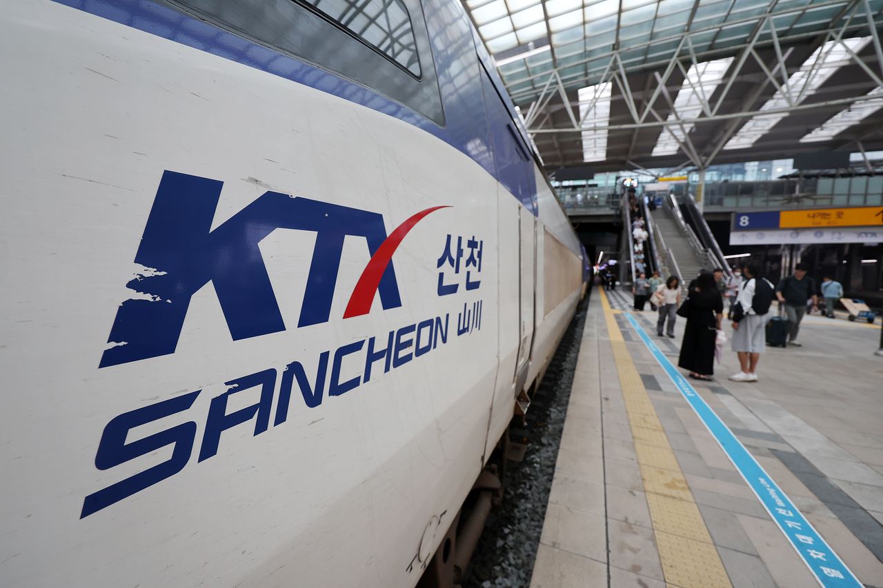 KTX와 SRT 통합 운행을 하루 앞둔 31일 서울 중구 서울역에 KTX 열차가 정차해 있다. 오는 9월 1일부터 KTX와 SRT가 통합 운행되면서 고속열차 공급 좌석이 일주일 기준 약 11만6000석 늘어나고 KTX 운임은 구간에 따라 평균 10%가량 인하된다. 뉴시스