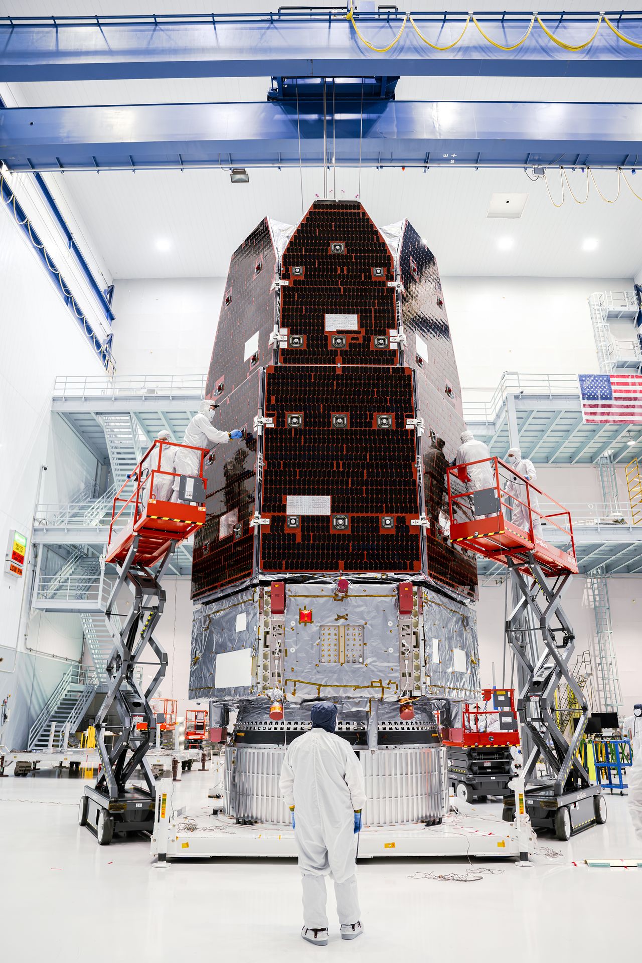 지난해 11월 미국 메릴랜드주 그린벨트시에 있는 미 항공우주국(NASA) 고더드 우주비행센터에서 낸시 그레이스 로먼 우주망원경이 조립되고 있다. AP=연합뉴스