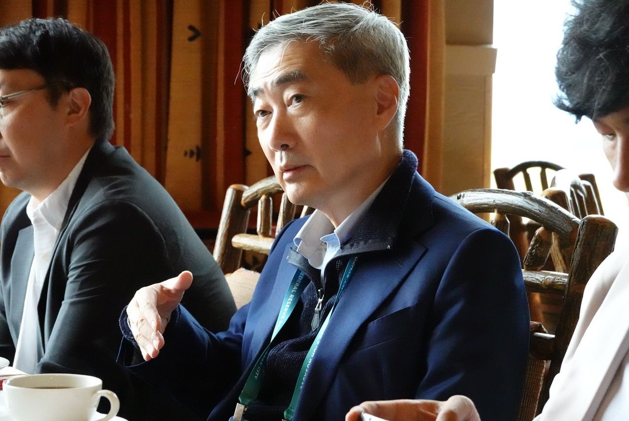 신현송 한국은행 총재가 28일(현지시간) 미국 와이오밍주에서 열린 잭슨홀 정책 심포지엄에서 기자들과 만나 간담회를 하고 있다. [한국은행 제공]