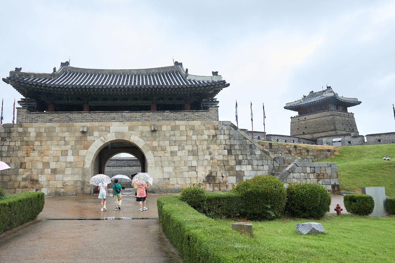 소중 학생기자단이 수원화성 화서문으로 향하고 있다. '화성의 서쪽'이란 뜻이지만 팔달산 탓에 서북쪽에 자리했다.