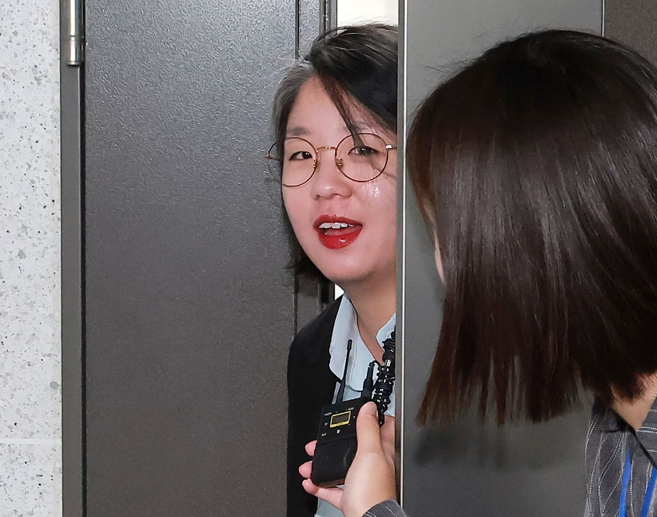 성평등가족부 장관 후보자인 기본소득당 용혜인 원내대표가 31일 국회 의원회관 자신의 사무실로 출근하고 있다. 연합뉴스